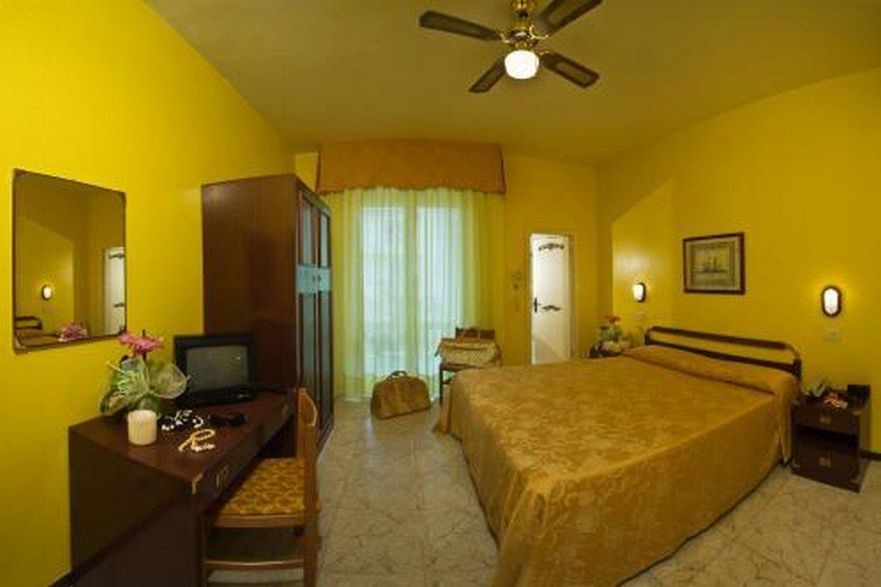 Hotel Maremonti Gabicce Mare Oda fotoğraf